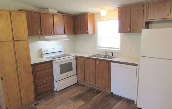 Move in ready 3 bed/ 2 bath manufactured home on large cul-de-sac lot