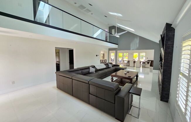 SEASONAL RENTAL - Luxury by the Beach!