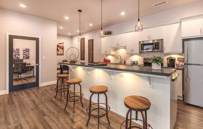 2 beds, 1 bath, 900 sqft, $1,610, Unit 17-056