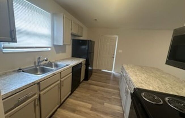 3 beds, 1 bath, $1,300, Unit Unit 3