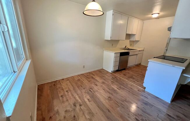 2 beds, 1 bath, 864 sqft, $1,300