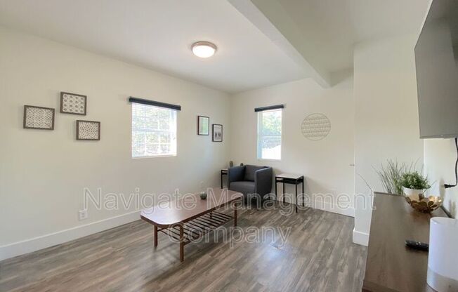 735 W 10 ST