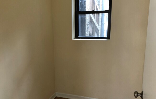 2 beds, 1 bath, $1,800, Unit 4750 #2E