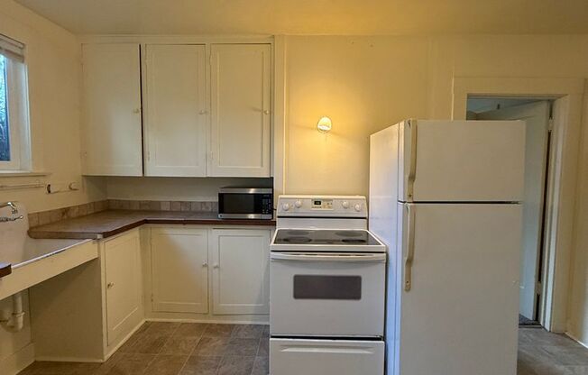 1 bed, 1 bath, 800 sqft, $1,100, Unit 427 Grape St