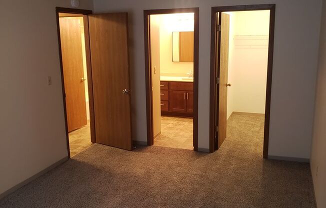 2 beds, 1 bath, 925 sqft, $1,600, Unit 1611113r