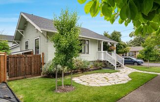 Charming, renovated 3-bdrm/2-bath 1920s home in St. Johns—Amenities & local attractions nearby, walk to Willamette River