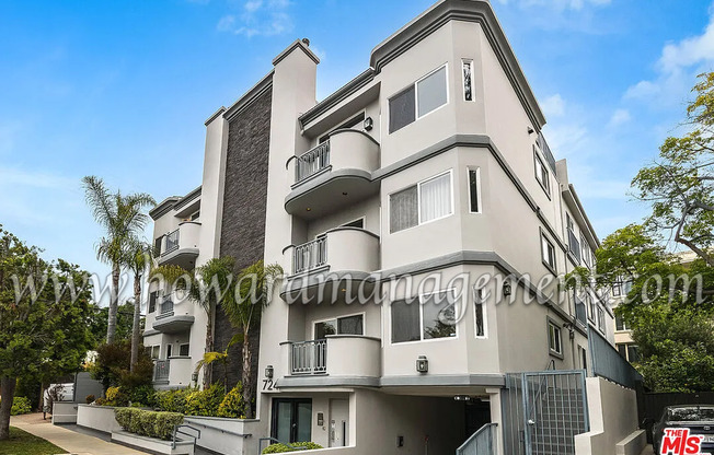 Luxurious condo with top of the line appliances. Prime Brentwood location, central air, hardwood floors and more.