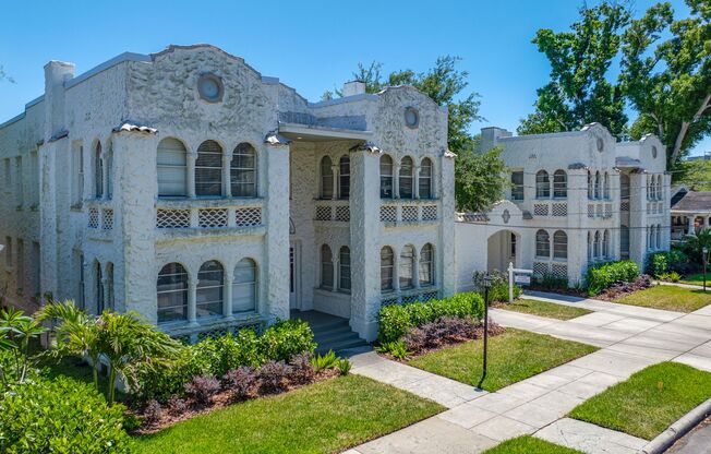 HUGE Historic 1-Bedroom with Laundry Included