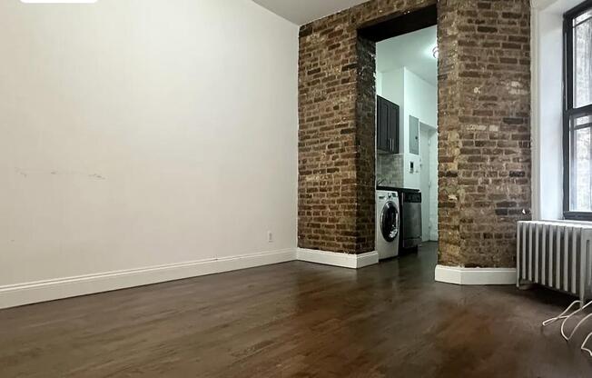 215 E 4 ST