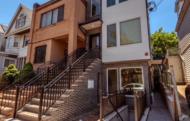 827 PAVONIA AVE