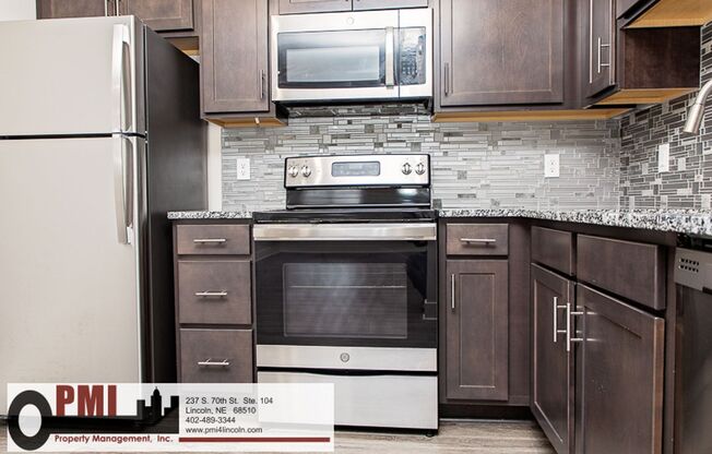 2 beds, 1 bath, $995, Unit 4001 Holdrege St. #16
