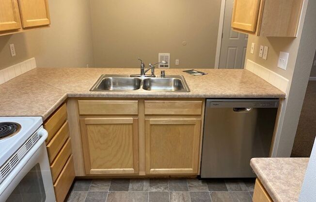 2 beds, 2 baths, 956 sqft, $1,395, Unit 043