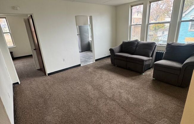 2 beds, 1 bath, $1,300, Unit 1530 Fifth Avenue - 1