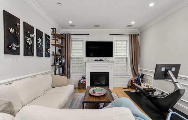 192 W 6 ST
