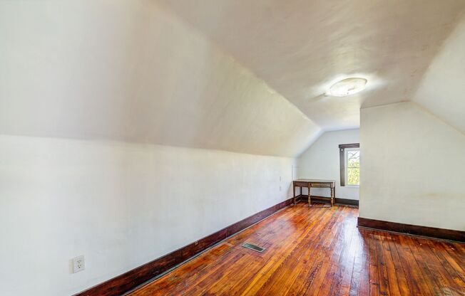 3 beds, 1 bath, $1,500, Unit Apt 2 (top)