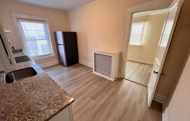 2 beds, 1 bath, $1,700, Unit Unit 2