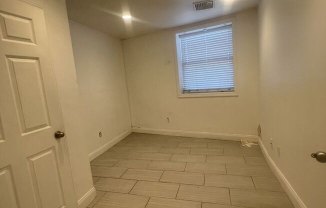 3 beds, 1 bath, 9,999 sqft, $2,750, Unit 500-6