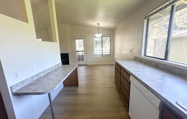 Lake Oswego Refreshed 2nd Story 2 bed/1 bath Condo- W/S/G Included