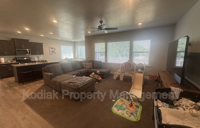 192 S DERRAH DR