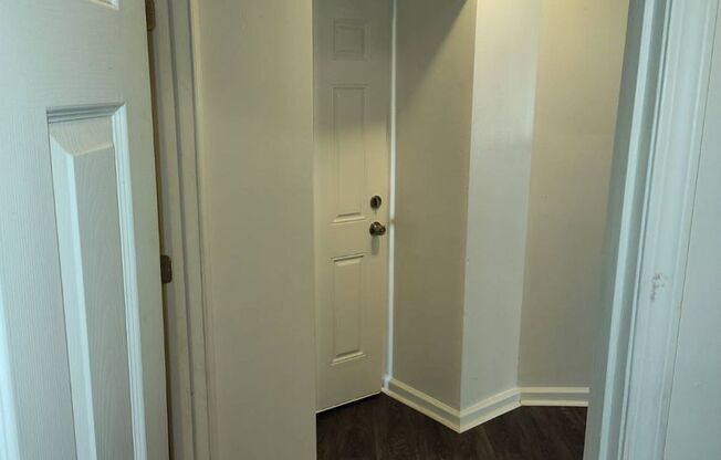 2 beds, 1 bath, $800, Unit 1W