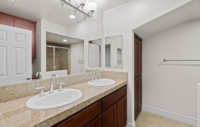 PRIVATE TOWNHOME NEAR DOWNTOWN STROLL TO EVERYTHING | STYLISH AMENITIES