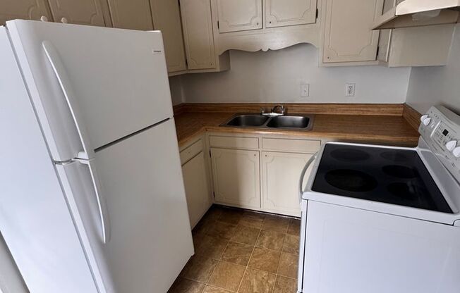 1 bed, 1 bath, 750 sqft, $1,300, Unit C1