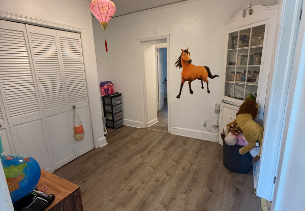 8 BERGES AVE