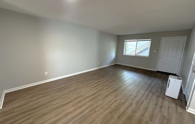 MODERN 2/1 TWN 2nd Story Unit w/ Washer/Dryer! Walk to Downtown! $1150/month Avail NOW!