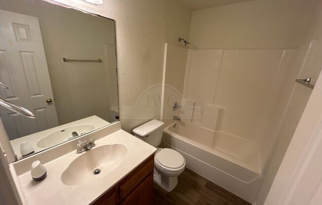 2 beds, 1 bath, $699, Unit 601 Main St N. Unit I