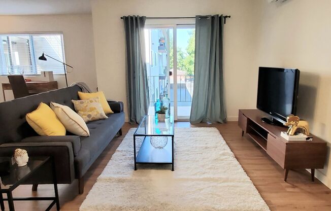 Redwood City: Remodeled and Unfurnished 1 Bed 1 Ba w/ Private Patio, A/C, In-Unit Washer/Dryer, & Parking Included