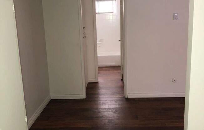 2 beds, 1 bath, $3,200