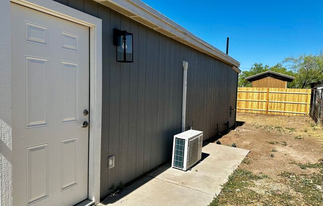 Beautiful Remodeled Studio With Private Backyard In Coolidge!