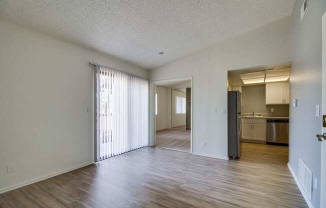 Harbor Cliff Apartments Empty Apartment Living Room
