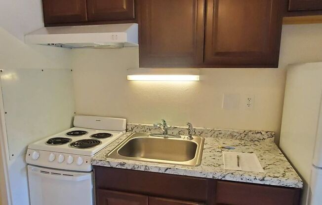 1 bed, 1 bath, 432 sqft, $975, Unit 615 S. Alder #05