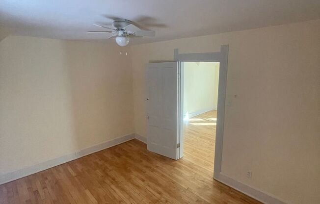 2 beds, 1 bath, $1,100, Unit 1722A Upper