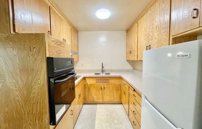 Spacious and Bright 1BR/1BA Top Floor Unit in the Mission! Laundry! Parking! PROGRESSIVE