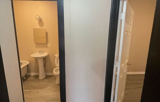 4 beds, 2 baths, $1,850, Unit 5400-2