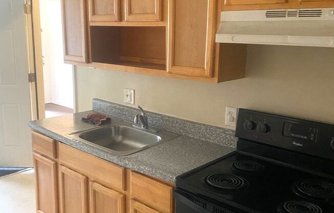 2 beds, 1 bath, 700 sqft, $990, Unit Unit 1