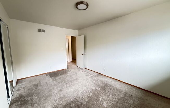 2 beds, 1 bath, $2,600, Unit 2053 Central Ave C (LO)