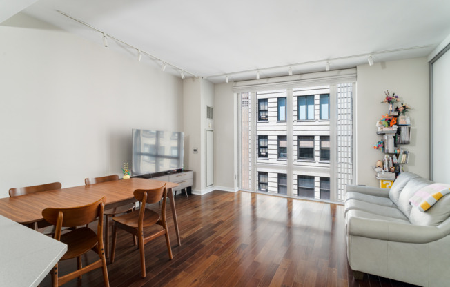 130 W 19 ST