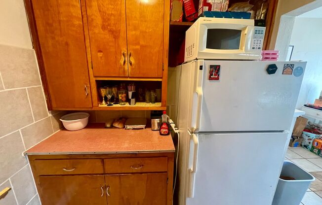 2 beds, 1 bath, $1,045, Unit 17