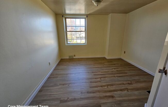 2 beds, 1 bath, $1,300, Unit Unit 1