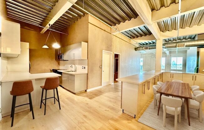 3 beds, 2 baths, 1,950 sqft, $5,500, Unit 1205