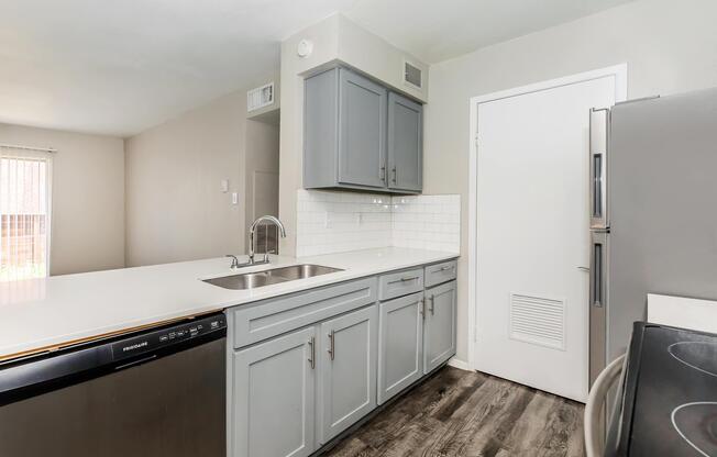 2 beds, 2 baths, 976 sqft, $1,300
