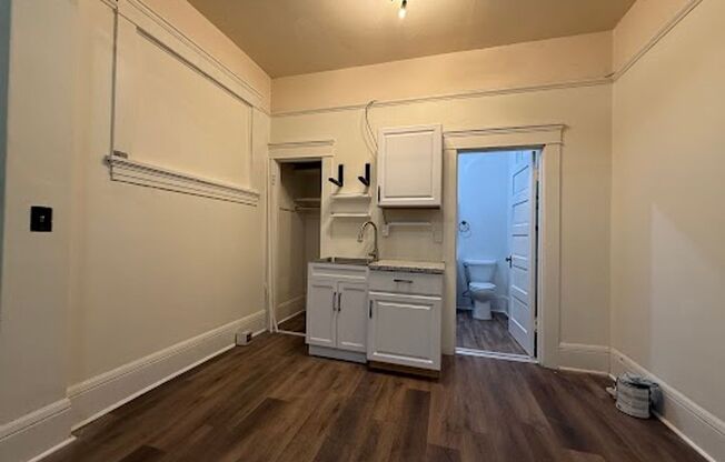 Studio, 1 bath, 422 sqft, $999, Unit 5