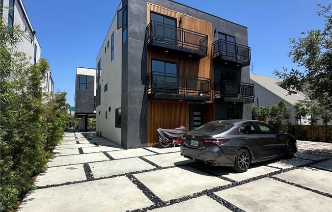 656 N MARIPOSA AVE