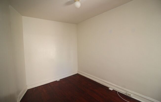 3 beds, 1 bath, $1,695, Unit # 324