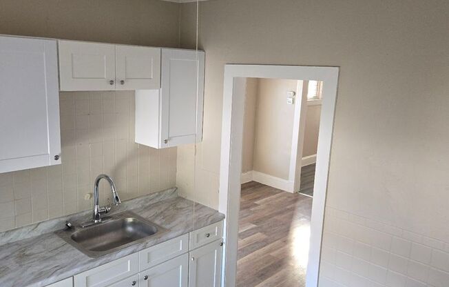 2 beds, 1 bath, $995, Unit UP