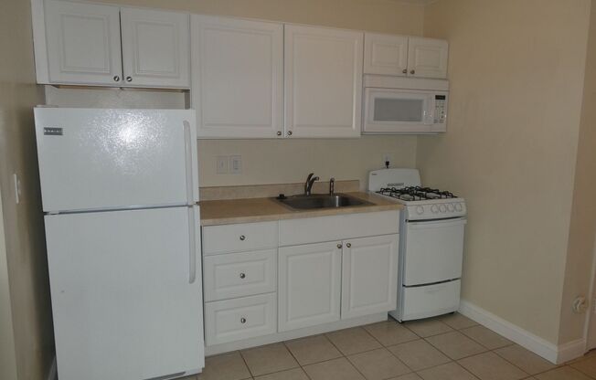 1 bed, 1 bath, $750, Unit Apt 7