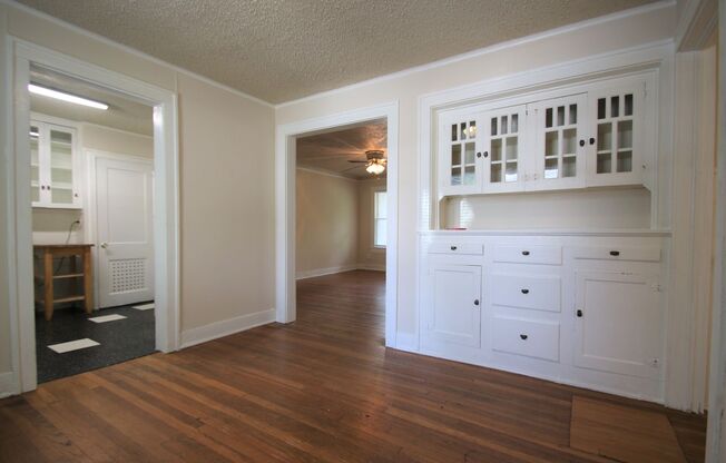 Charming 2/1 Downstairs Apartment Unit w/ AMAZING Character! Real Hardwood Floors Throughout//Minutes to Downtown Fort Worth/West 7th St!